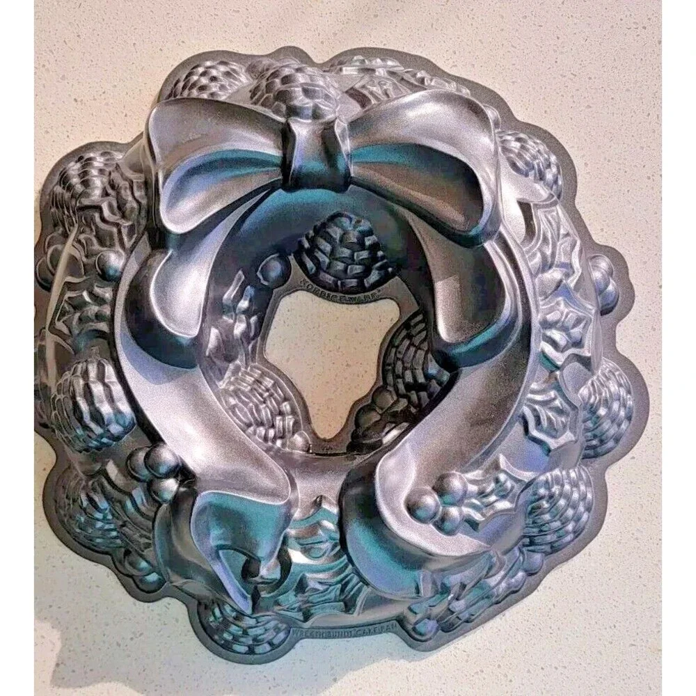 Nordic Ware Bundt Cake Pan Holiday Wreath 12” Non Stick Made In USA